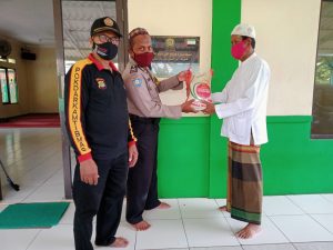 Kegiatan Pembagian Beras Oleh Polsek Bojonggede Di Kelurahan Pabuaran