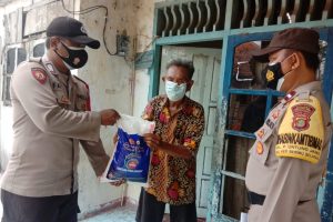 Terus Bagikan Bansos ke Warga Terdampak Covid-19, Polsek Kep Seribu Selatan Sambangi 57 KK di 2 Pulau