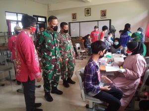 Percepatan Kekebalan Kelompok Herd Immunity, Koramil 08/Duren Sawit Kerja Sama Dengan Puskes TNI Gelar Vaksinasi
