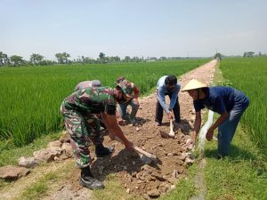 Tunjang Pembangunan di Desa, Babinsa dan Warga Karya Bhakti Bersama