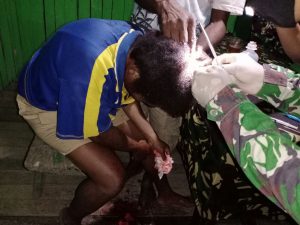 TNI Berikan Pertolongan Kepada Warga yang Mengalami Kecelakan di Papua