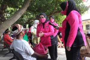 HKGB Ke-69, Bhayangkari Daerah Metro Jaya Terjang Ombak dan Berikan Bansos ke Warga Terdampak Covid-19 di Pulau Tidung