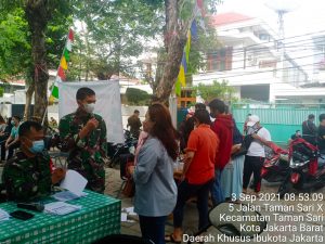 Sinergitas TNI-Polri Serbuan Vaksinasi di Tamansari Sukses