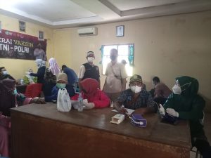 Warga Ikuti Gerai Vaksin 63 TNI/POLRI Merdeka Berani hari ke-3 Oleh Polsek Tambelang Tahap Pertama di Desa Sukadaya Sangat Antusias