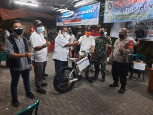 Danramil 01/Ts dan Camat Tamansari Pimpin Serbuan Vaksinasi Malam Hari Sekaligus Serahkan Dorprize