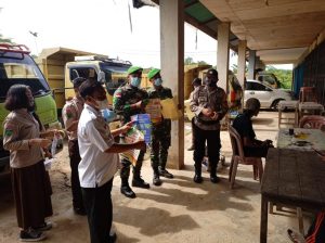 Cegah Penyebaran Virus Covid-19, Satgas Pamtas Yonif Mekanis 643/Wns Bersama Gugus Satgas Covid Pasang 1000 Poster Himbauan Cegah Covid-19 di Lima Desa Perbatasan