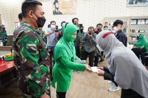 Danrem 071/Wijayakusuma Salurkan Bantuan dari Bapak Kasad dan Ibu Ketua Umum Persit KCK Kepada Anak Yatim Piatu Yang Orang Tuanya Terdampak Covid-19