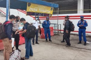 Cegah Masuk Covid-19 ke Pulau, Polres Kep Seribu Cek Kartu Vaksin 132 Penumpang di Dermaga Keberangkatan