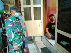Babinsa Koramil 02/TB Dampingi Ketua RW Laksanakan Tracing Terhadap Warga Terkonfirmasi Covid-19
