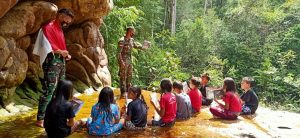Indahnya Belajar di Alam Terbuka SDN 02 Oleh Gadik Serda Oka Mahendra di Batas Neger