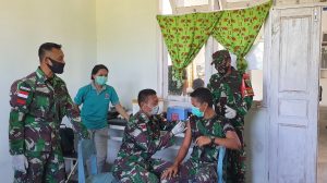 Personel Pos Batom Satgas Yonmek 403 Disuntik Vaksin Tahap Dua