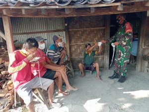 Ingatkan Patuhi Prokes, Babinsa Koramil 20/Plupuh Bagikan Masker