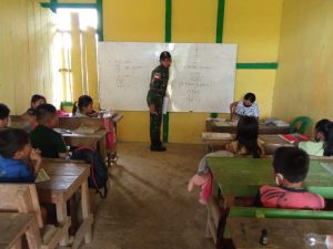 Cerdaskan Anak Bangsa, Personel Satgas Yonif 144/JY Bantu SD Mini Sebagai Gadik dan Edukasi Prokes