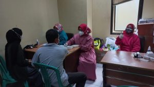 Polsek Bojonggede Melaksanakan Vaksinasi Presisis Tahap 2 Di Kantor Polsek Bojonggede