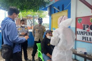 Cek Surat Vaksin di Dermaga Kedatangan Pulau Panggang, Tim KTJ Swab Antigen 2 Penumpang Tanpa Surat Vaksin