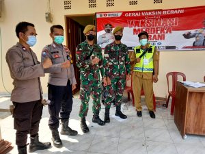 Kegiatan Vaksinasi Gerai 63 Di Sukawangi, Kapolsek Tambelang: Program Vaksinasi Nasional Harus Terwujud