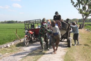 Mesin Pengaduk Semen-Pasir (Molen) Menjadi Teman Dan Andalan Prajurit Kodim 0726/Sukoharjo di Lokasi TMMD Reg Ke 112 di Desa Majasto