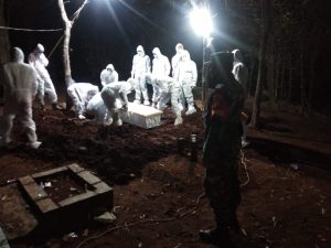 Babinsa Pelem Kawal Pemakaman Warga Sekalipun Sampai Malam Hari