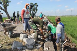 Progress Pembuatan Talud Sangat Bagus, Warga Semakin Termotivasi Bekerja Dengan Semangat Kerja Bapak-Bapak TNI di Pra TMMD Reg ke 112 di Desa Majasto