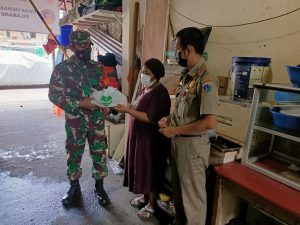 Babinsa Koramil 02/TB Distribusikan Bantuan Paket Sembako Dari Pangdam Jaya