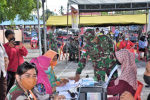 Gencarkan Program Program Pemerintah, Pangdam XVII/Cenderawasih Tinjau Langsung Serbuan Vaksinasi di Kabupaten Keerom