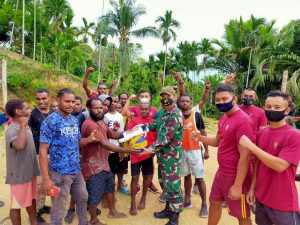 Bangun Lapangan Voly, Satgas 131/Brs Salurkan Hobby Pemuda Kampung Nyamuk Papua
