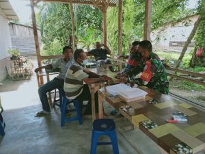 Ajak Warga Menjaga Kebersihan, Babinsa Koramil 18/Bda Lakukan Komsos