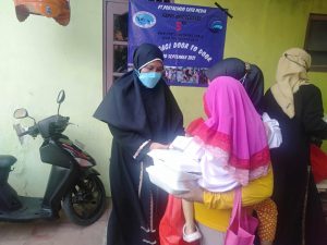 Bersama Babinsa Koramil 01/Ts, Media Portalindo, Bagikan Paket Sembako di Tamansari