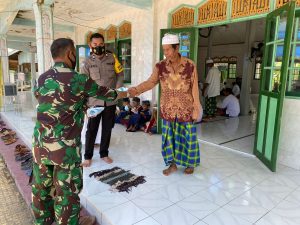 Babinsa Dan Bhabinkamtibmas Sampaikan Prokes Di Lokasi Pra TMMD