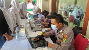 Kegiatan Vaksin Presisi Polsek Bojonggede Tahap 1 Khusus Untuk Pelajar Diatas Usia 12 Tahun Di Desa Rawa Panjang