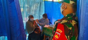 Warga Berbondong-Bondong Datangi Vaksinasi Di Desa Jeron