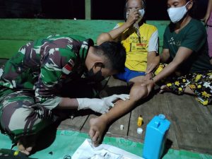 Jahit Luka Robek Betis Kiri Pak Jiram Anggota Satgas Yonif 144/JY di Perbatasan