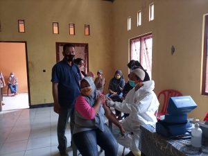 Vaksinasi Gerai 64, Kapolsek Tambelang : Program Vaksinasi Nasional Harus Terwujud