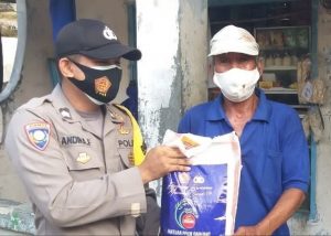 Didatangi Polres Kep Seribu, 23 KK Warga Terdampak Covid-19 dibagikan Bansos