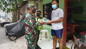 Babinsa Koramil 02/TB Salurkan Bantuan Paket Sembako Dari Pangdam Jaya Secara Door To Door