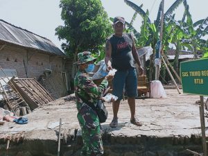Babinsa Selalu Bekal Masker Untuk Dibagikan, Intuk Ciptakan Suasana Kerja Yang Aman dan Nyaman Dalam TMMD
