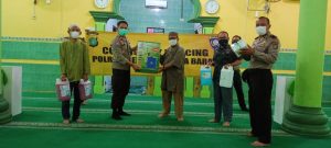 Dalam Upaya Pencegahan Virus Covid-19, Polres Metro Jakarta Barat Memberikan Bantuan Alat Media Kesehatan Kepada Pengurus Masjid Jami Al Ikhlas Kalideres
