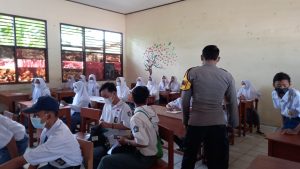 Polsek Tambelang Bekasi Monitoring dan Awasi Pelaksanaan Vaksinasi di Desa Sukarapih