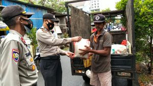 Kapolsek Tanjung Duren Salurkan Bantuan Sembako Kepada Warga Tanjung Duren