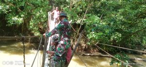 Karya Bhakti Benahi Jembatan Gantung Bersama Warga Satgas Pamtas Yonif 144/JY di Perbatasan
