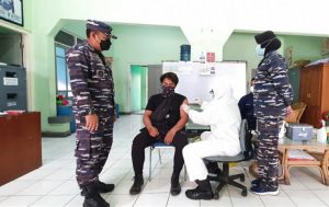 Nakes TNI AL – LANAL Banjarmasin Gencarkan Servak Covid-19 Tahap Pertama Kepada Masyarakat Maritim