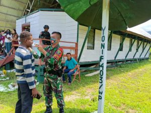 Cegah Penyebaran Covid-19, Satgas Yonmek 403/WP Gelar Sosialisasi dan Bagikan Masker di Papua