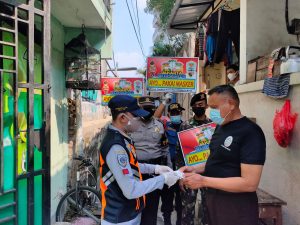Sosialisasi PPKM Babinsa Koramil 02/TB Bersama Tiga Pilar Bagikan Masker Di Jl Gedong Panjang Pekojan