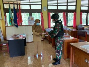 Lindungi Warga Perbatasan Dari Virus Covid-19, Satgas Yonif 512/QY Bagikan Masker