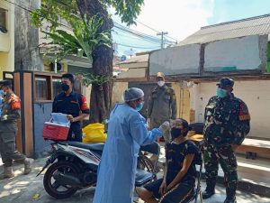 Pastikan Warga Sehat, Babinsa Cip. Cempedak Bersama Satgas Covid-19 Rapid Tes Warga Secara Dor To Dor