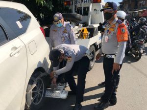 8 Kendaraan Diderek Dishub Jakarta Barat Karena Parkir Sembarangan