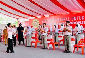 Pangdam I/BB dan Kapoldasu Dampingi Presiden Jokowi Tinjau Vaksinasi di SMKN 1 Beringin Deliserdang