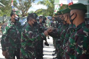 Satgas Pamtas Yonif Mekanis 643/Wns Menerima Kunjungan Wadanpussenif Kodiklatad di Perbatasan