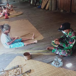 Lestarikan Karya Seni Anyaman Tikar Warga Dayak Berrsama Anggota Satgas Yonif 144/JY di Perbatasan