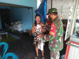 Upaya Cegah Covid 19, Babinsa Bagikan Masker Gratis